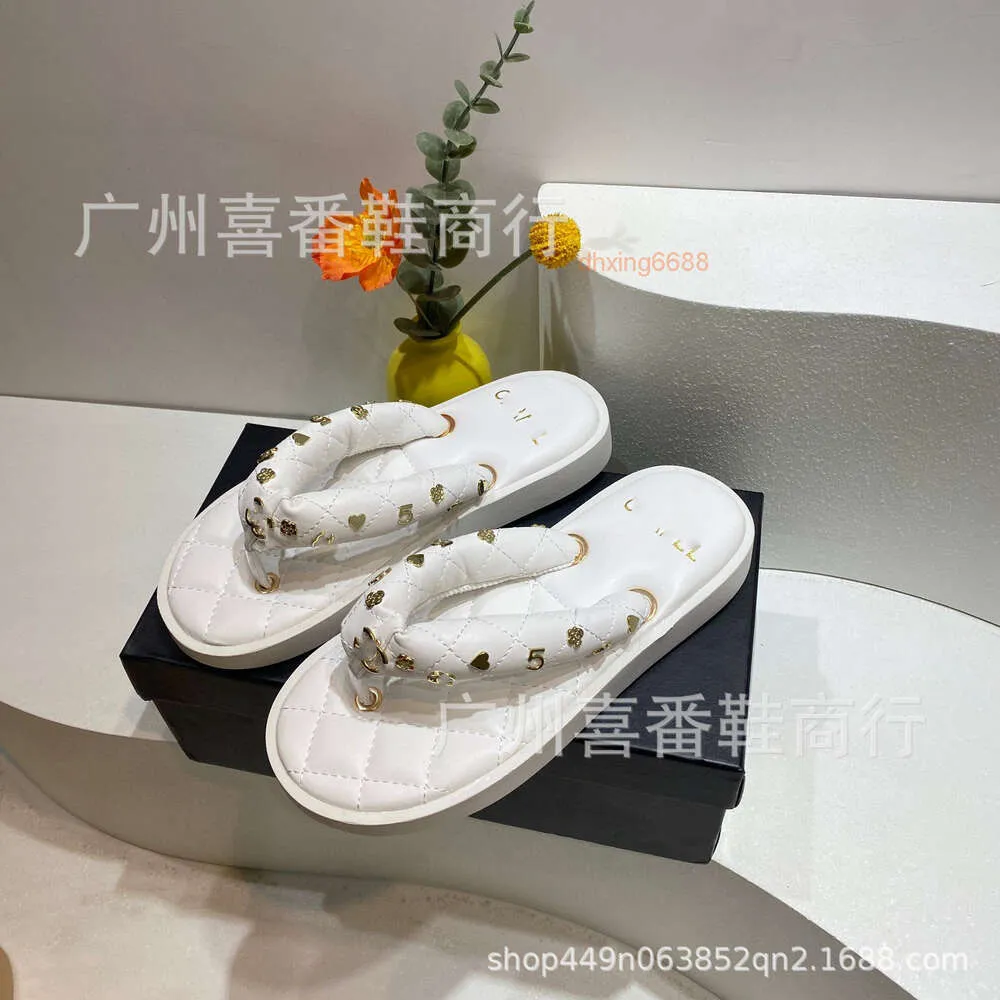 Designer Slides Chaneles Heels Sandals Flip Toe Sandaler Slippers Metal Button Waffle Mönster Tjock Sole Womens Shoes Twhw