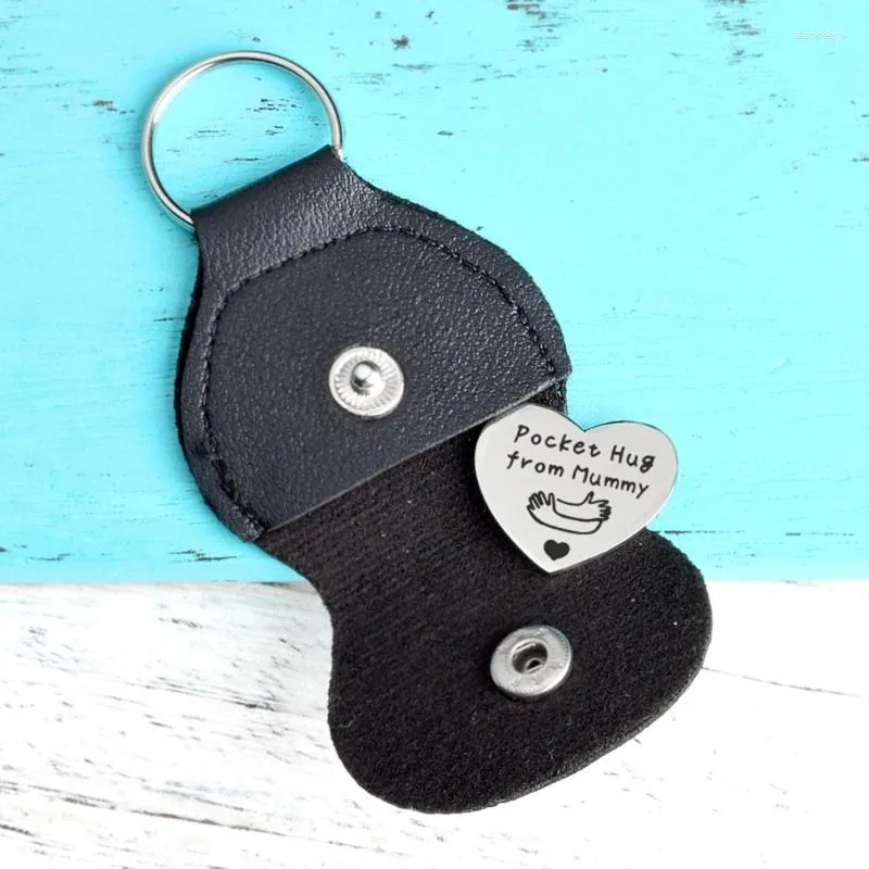 Schlüsselanhänger Edelstahl Herz Schlüsselbund PU-Abdeckung Schlüsselring Gravur Kleine Tasche Umarmung von Mama für Frauen Drop