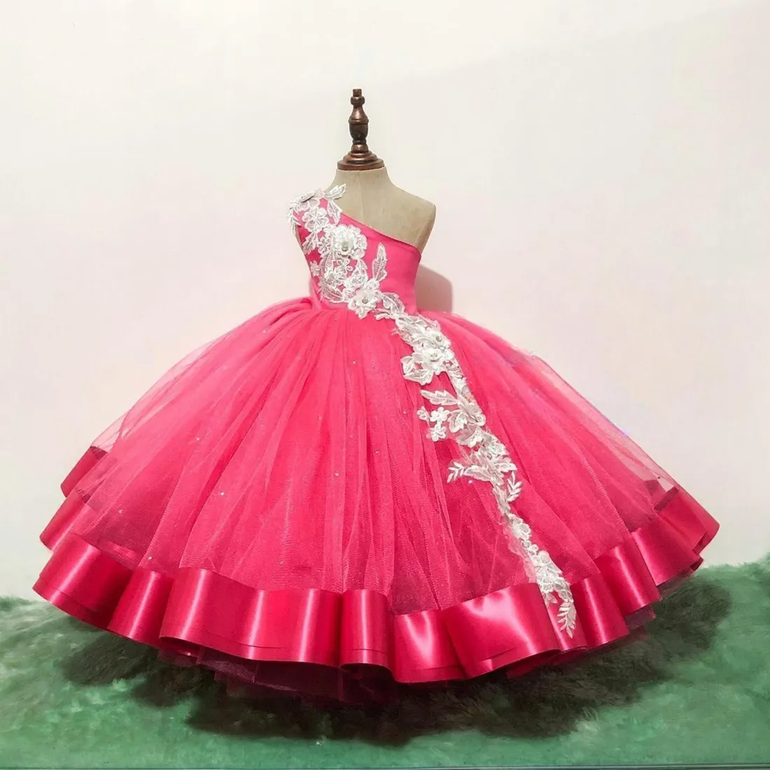 Hot Pink Flower Girl Dresses One Shoulder Birthday Dresses for Little Girls Appliqued Lace Tiered Tulle Flowergirl Dresses Children Bridal Gowns NF103