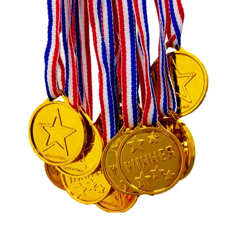 100 stks Kinderen Goud Plastic Winnaars Medailles Sport Dag Party Bag Prijs Awards Speelgoed Voor party decor 240127