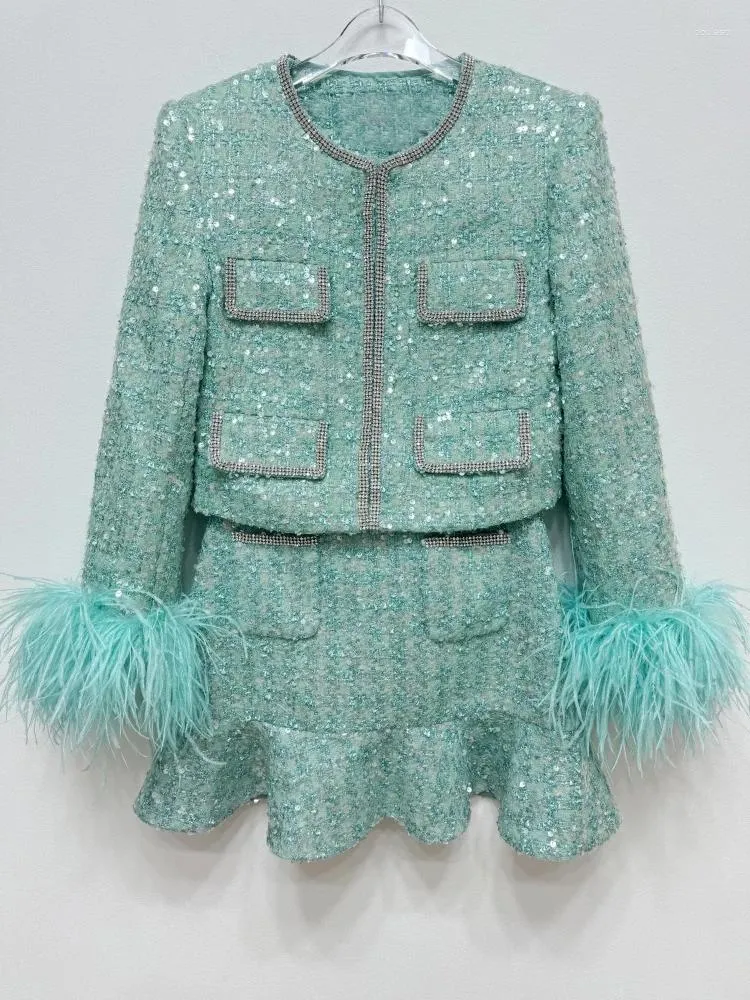Женские куртки, пальто с блестками и стразами, манжеты, зеленый твид с перьями, элегантная весенняя женская короткая куртка с круглым вырезом 2024