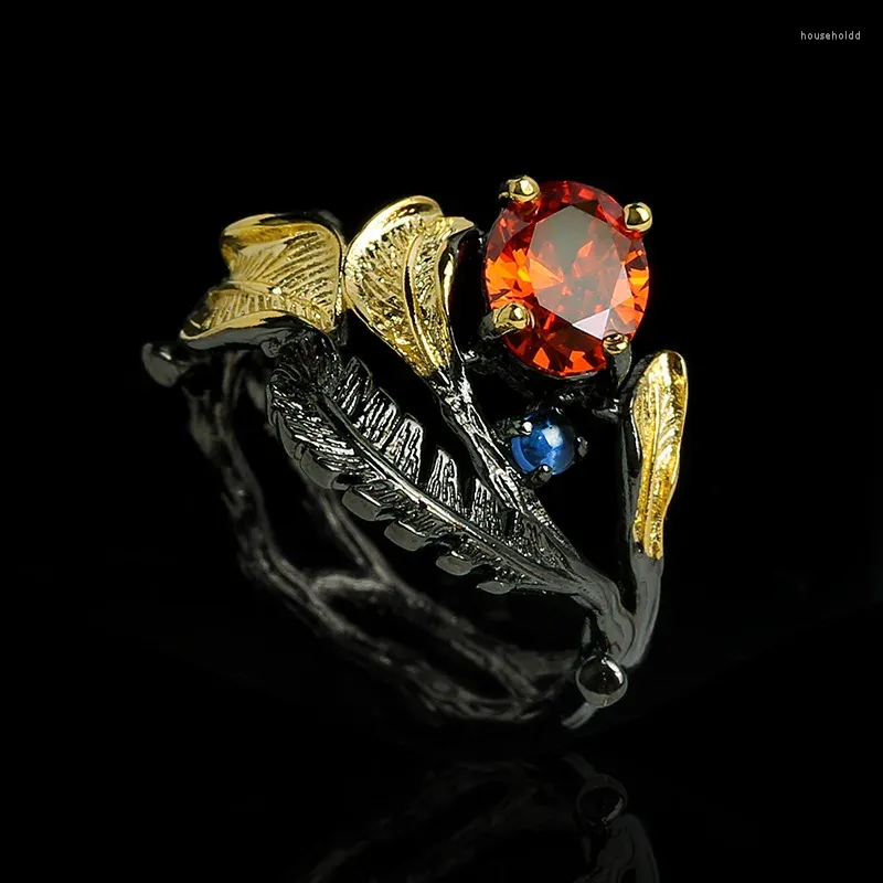 Anelli a grappolo Squisito anello con piume in oro nero per feste da donna con zirconi rossi intarsiati di alta qualità