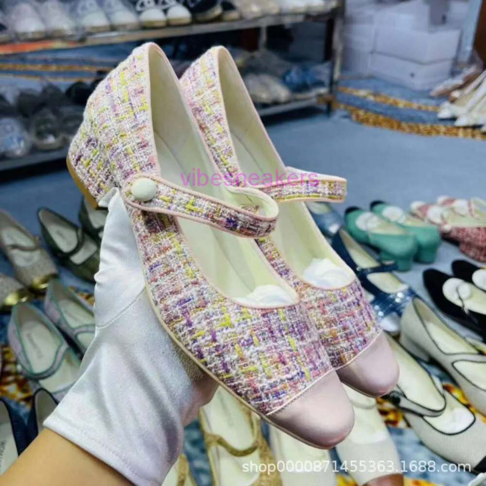 Tasarımcı Heels Chaneles Sandal 2024 Baskı Moda Kadın Ayakkabı Koyun Dinili Kare Topuklu Mary Jane Ayakkabı Mevcut Miktar Fiyat