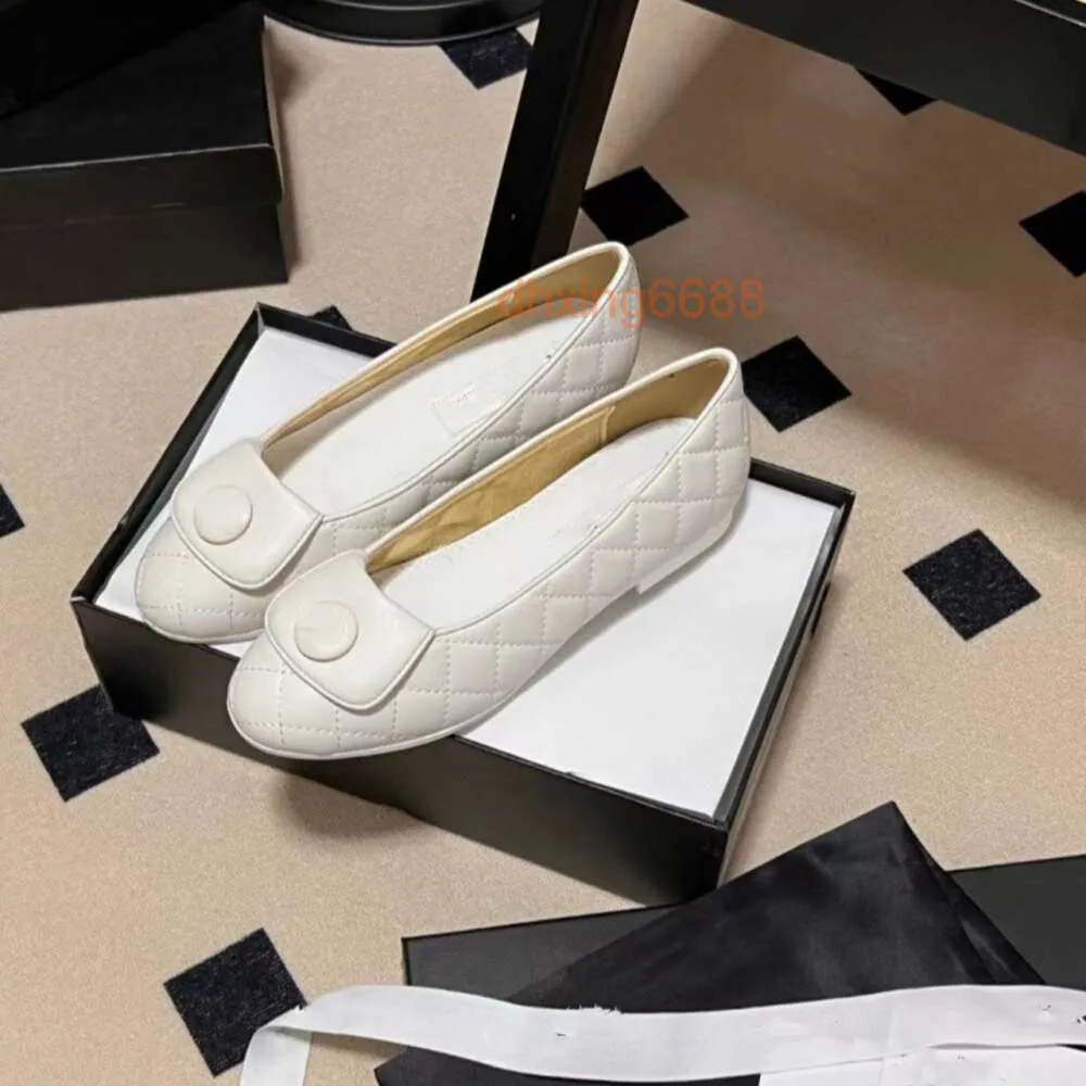 designerski sandał Chaneles Buty Buty płaskie podeszwa pojedyncze buty dla kobiet 2024 Wszechstronna metalowa torba klamry Balet Tancerz 8H8O