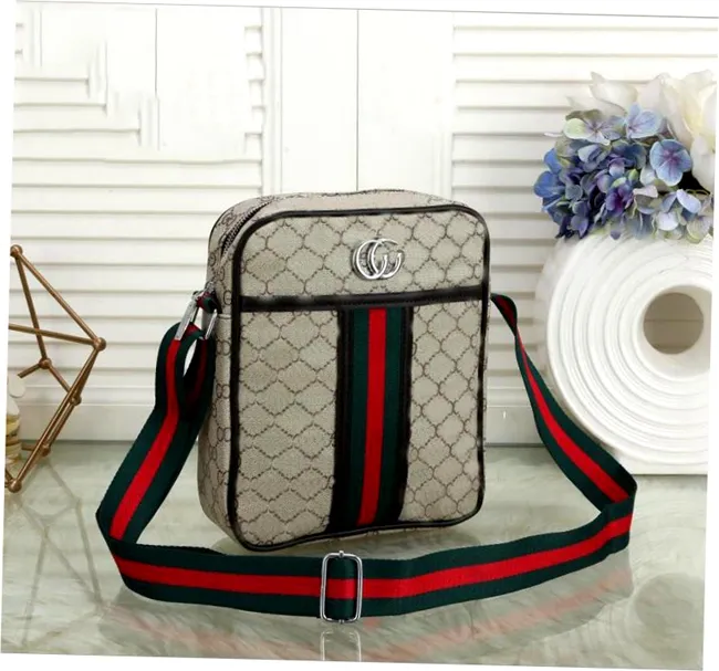 2024 Men's Crossbody Postman Bag Luxurys Designers väskor män Purses Classic Style Fashion Bag Messenger Bagss Sacoche Pouch Men's Wallet Portcase Designer Bag A110