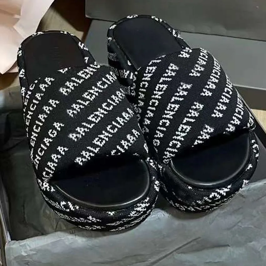 Pantofole con lettera a stampa completa della nuova stazione europea di design 2024 sandali da donna di marca di moda estiva di Parigi pantofole spesse sandali scorrevoli con piattaforma vintage