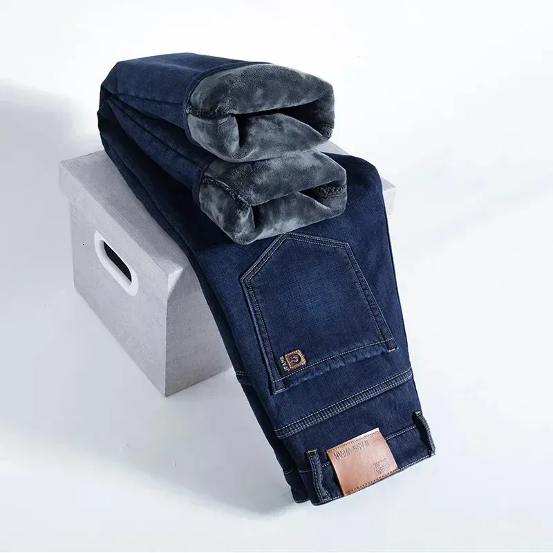 Marque hommes hiver velours épaissi jean à la mode droite lâche affaires décontracté chaud Denim pantalon hommes pantalon noir bleu 240131