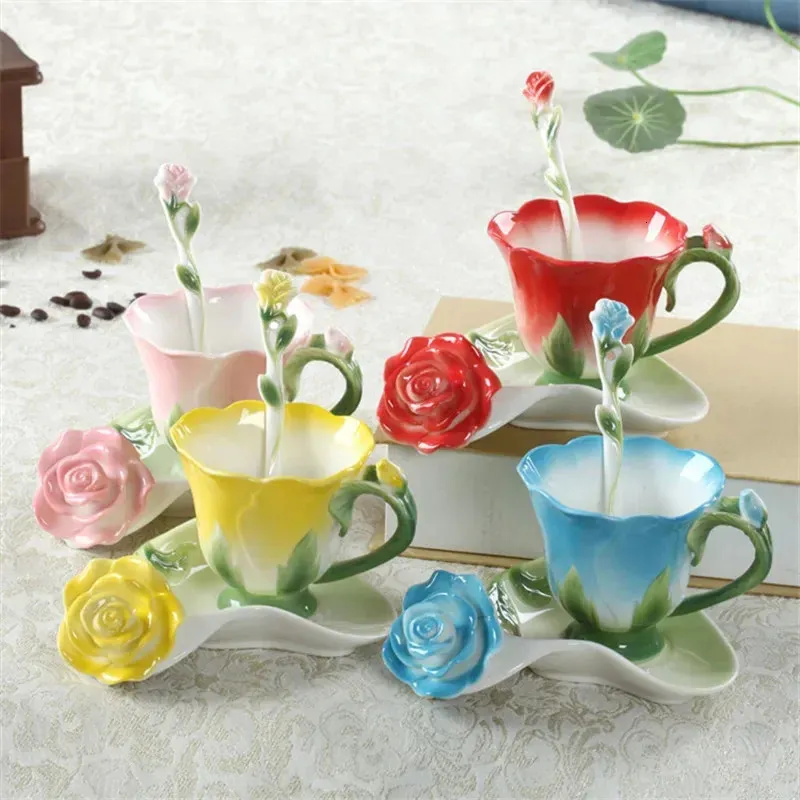 Creatieve Mode 3D Rose Vorm Bloem Emaille Keramische Koffie Thee Kop en Schotel Lepel Set Porselein Water Valentijnsdag Cadeau 240129