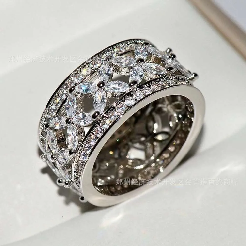 디자이너 Tiffaney Jewelry T Family 925 Sterling Silver Luxury 세트 남성과 여성을위한 중공 조각 된 꽃 반지가있는 고 탄소 다이아몬드 반지