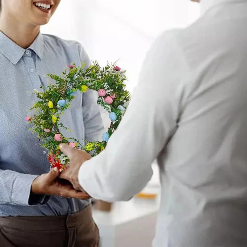 Dekorativa blommor påskkransdekoration med ägg som hänger för ytterdörren firande semester vägg bondgård