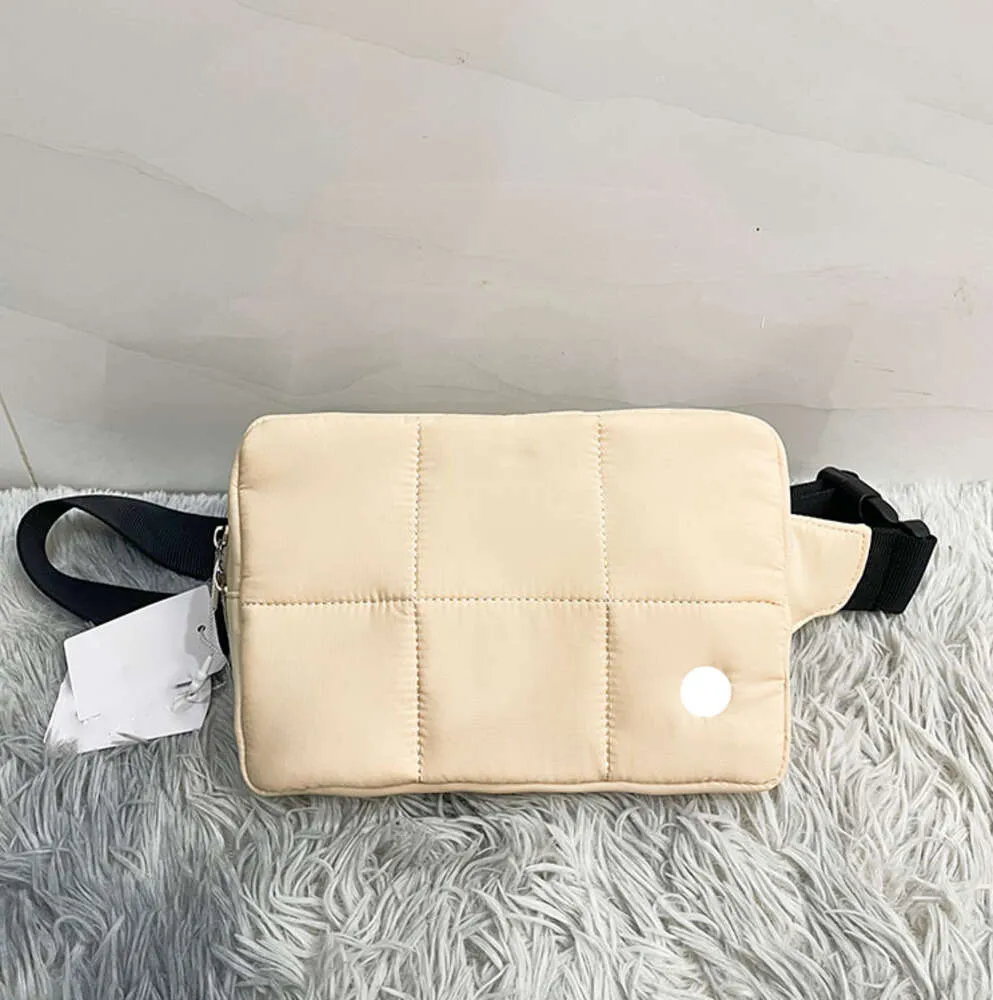 Lu quiltad Grid Belt Bag Crossbody Yoga midjepåse Utomhus Kvinnor Justerbar rem överallt blixtlås Cross Body Camera Messenger Fanny Pack