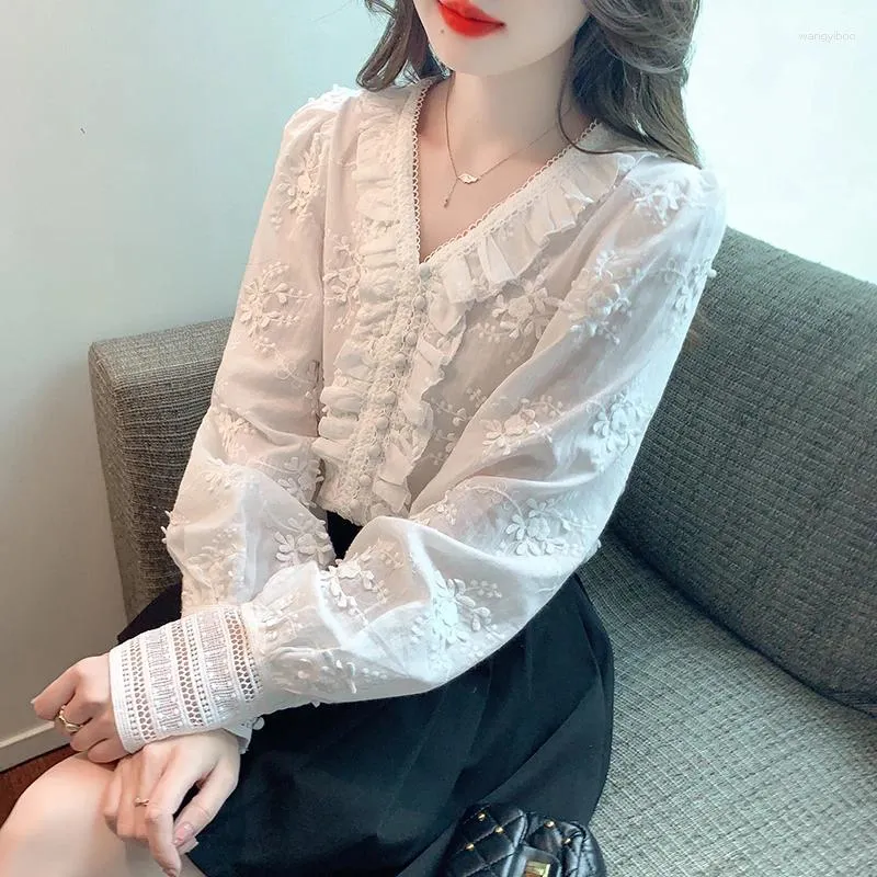 Kvinnors blusar söta ruffles spetsblus v-ringning ihålig kvinnor toppar 2024 höst koreansk mode långärmad vit topp