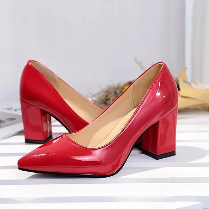 Scarpe eleganti Tacchi alti da donna Sandali con tacco spesso rosso a punta in vernice lucida Décolleté semplici per le donne sul posto di lavoro