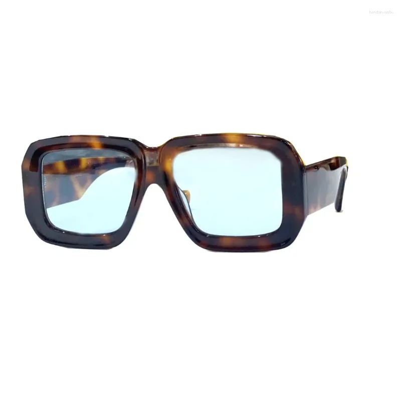 Vintage Square Sunglasses for Women - Classic Retro Sunnies  display picture 1