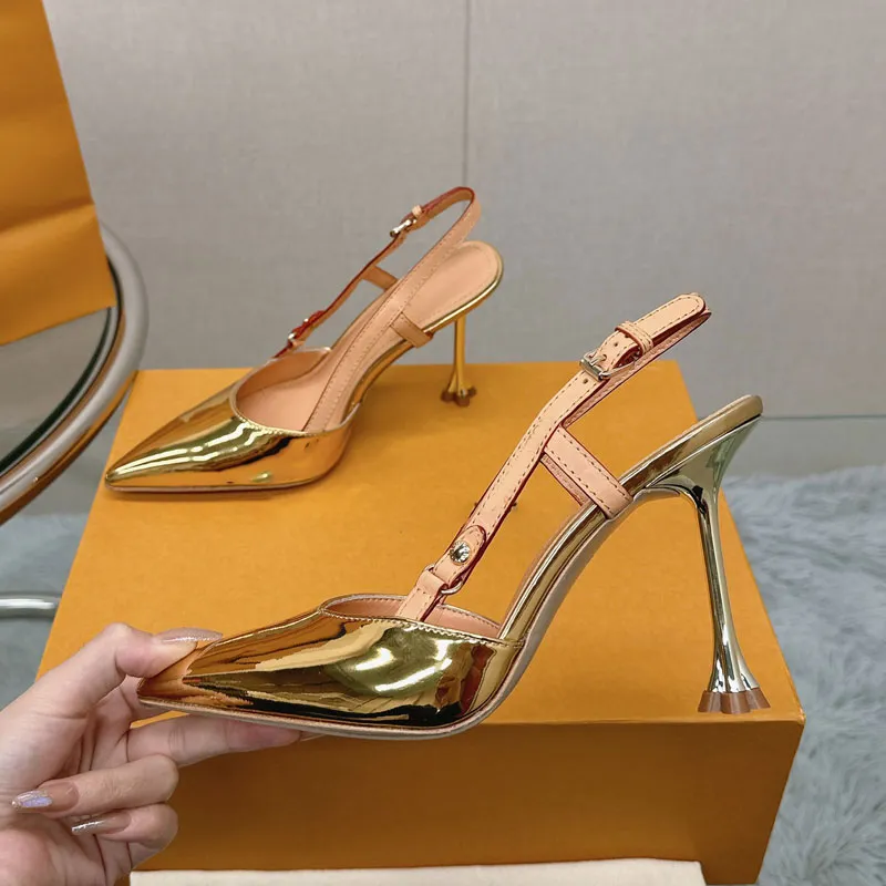 Neue Pflaumenabsatz schlanker Gurt glänzende High Heels Slingback Gold Sier Frauen Pumps Metallic Sandals Pointy Toe Stiletto Häserfeier Party Frau Kleidschuhe 7,5 cm 9,5 cm