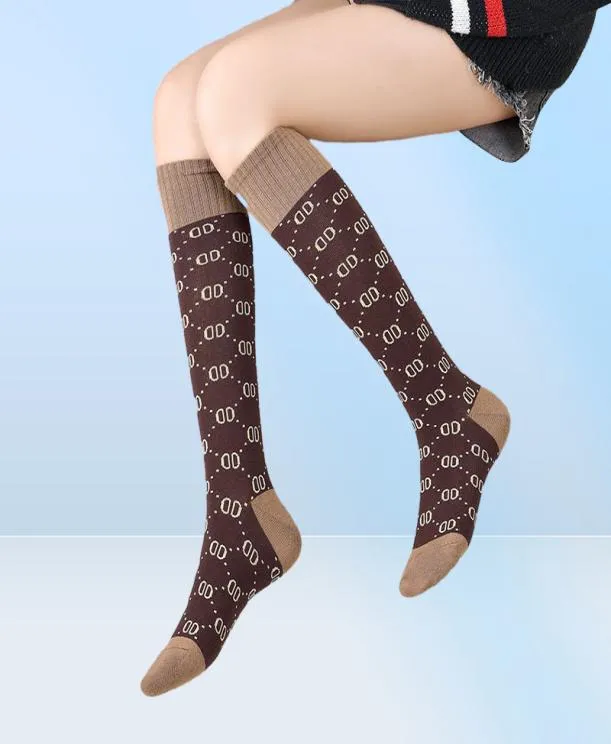 Дизайнерские женские носки, пять пар роскошных спортивных зимних носков с буквенным принтом, хлопок с вышивкой и коробкой9356062