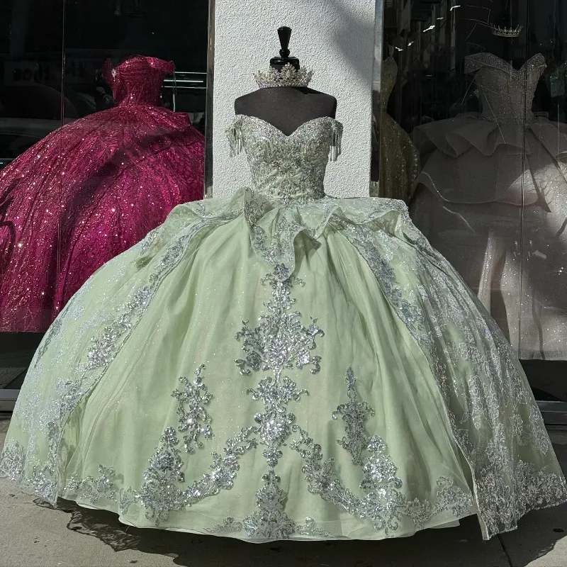 Зеленые блестящие платья Quinceanera с кружевными аппликациями и бусинами, платье принцессы с открытыми плечами для девочек на день рождения, милые платья de 15
