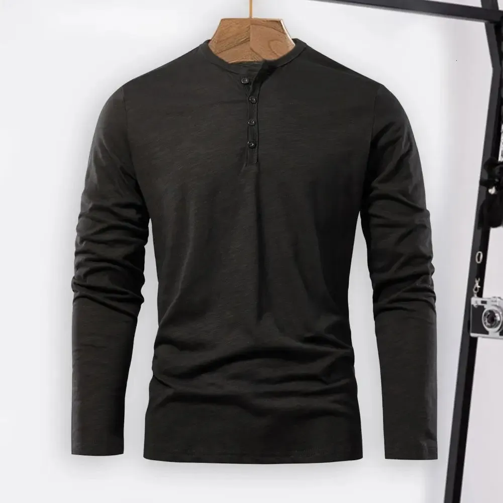 Henley Collar Top Men Spring Mens Solid Color Long Sleeve Pullover Tshirt med rund nackknappdetalj för hösten 240130