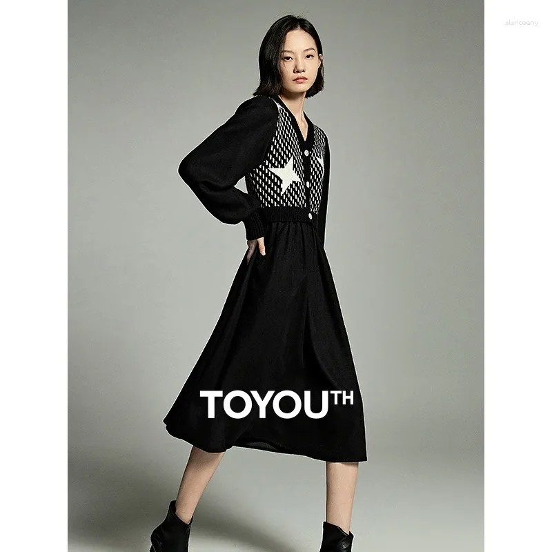 Sukienki swobodne Toyouth damskie koszulki 2024 Zima długi rękaw V szyja A w kształcie A Slim Talia Jacquard retro mody czarna spódnica