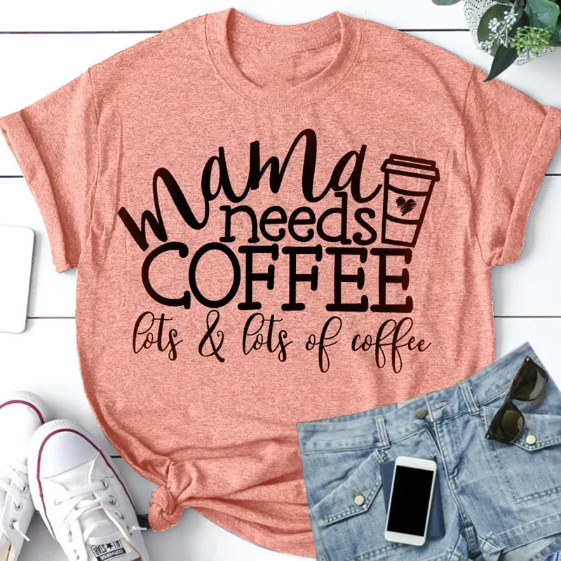 2024 NYHET MAMA BEHÖVER Kaffe Kvinnor Gröna bokstäver Tryck T-shirt Summer Kort ärm O Neck Tees S-5XL Casual Tshirt för kvinnliga kläder C0220