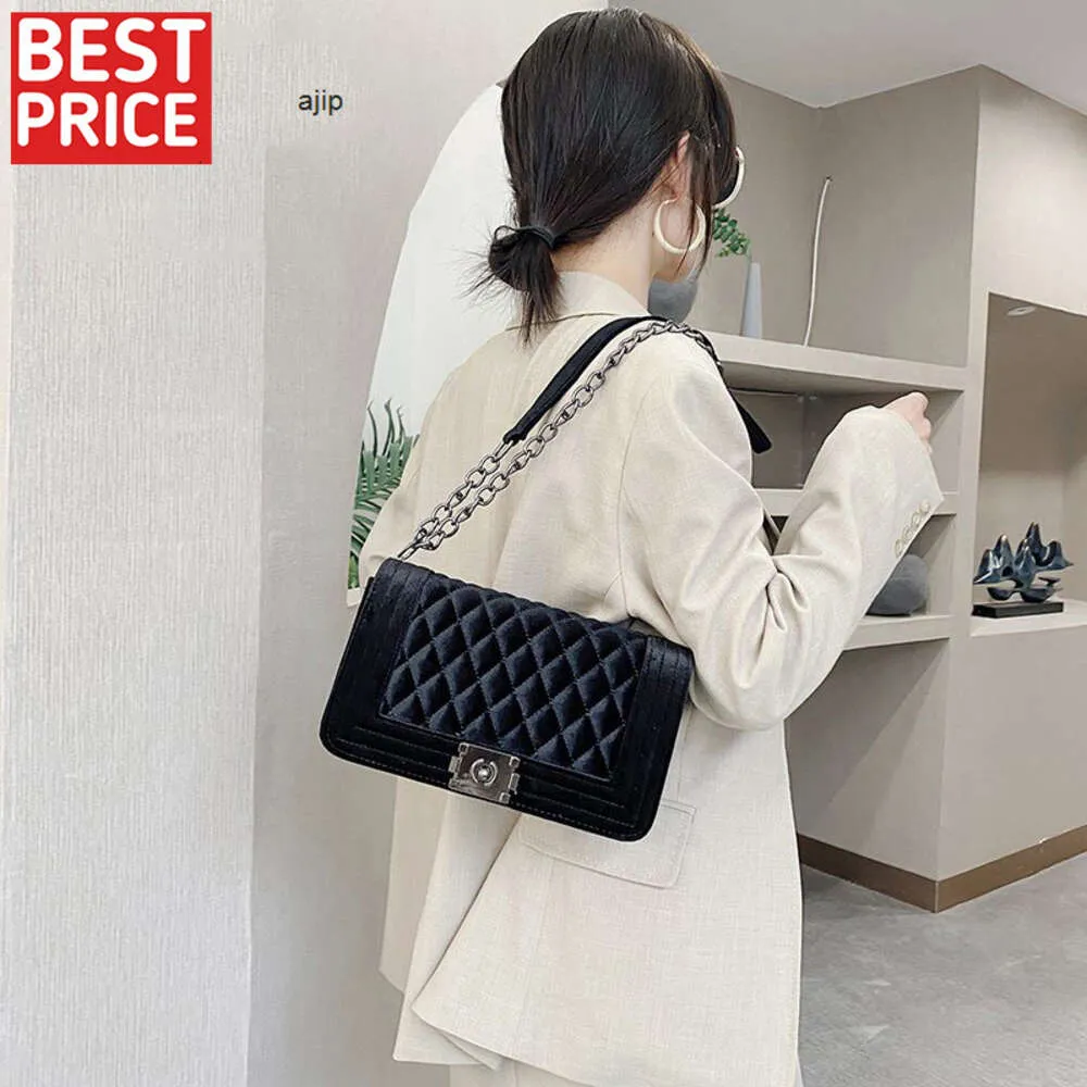 Designer handbags wholesale prices best sale