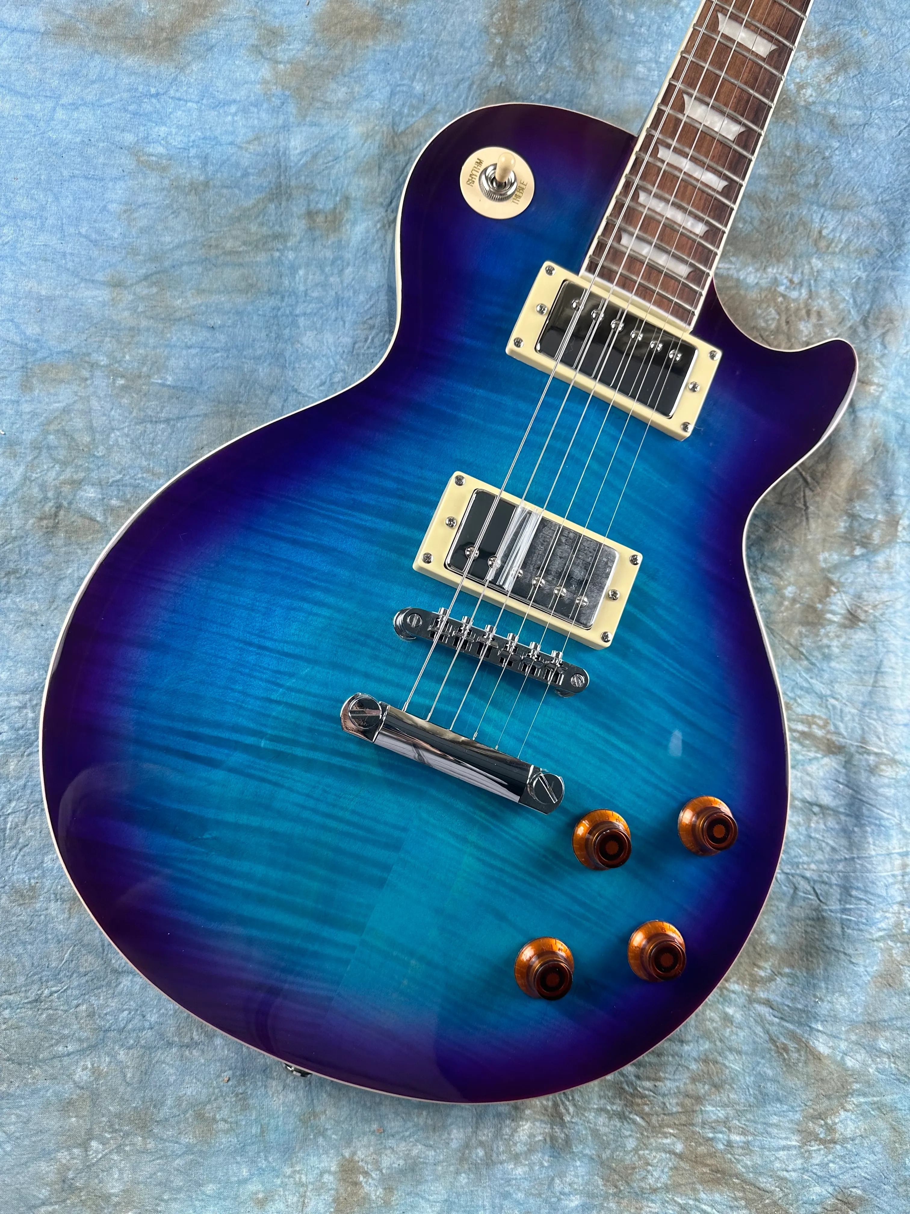 Standard-E-Gitarre, Korpus aus Pfirsichblüten-Kernholz, Farbverlauf mit Blaubeer-Tiger-Muster, schneller Versand