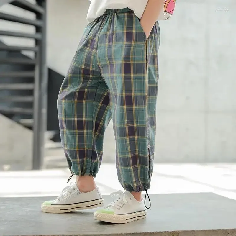 Брюки 2024, летняя одежда для мальчиков, модные повседневные тонкие клетчатые брюки с принтом, свободные завязки, хлопковые корейские брюки, детские брюки-фонарики