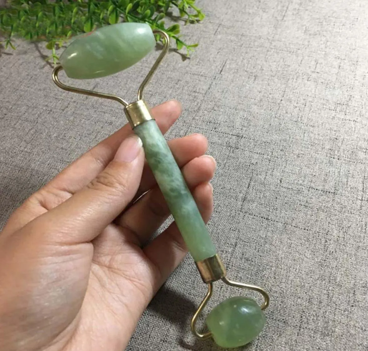 2 I 1 Green Roller och GUA SHA -verktyg som ställts in av Natural Jade Scraper Massager med stenar för ansiktshalsens rygg och käklinjen Gddhsjijn2549115