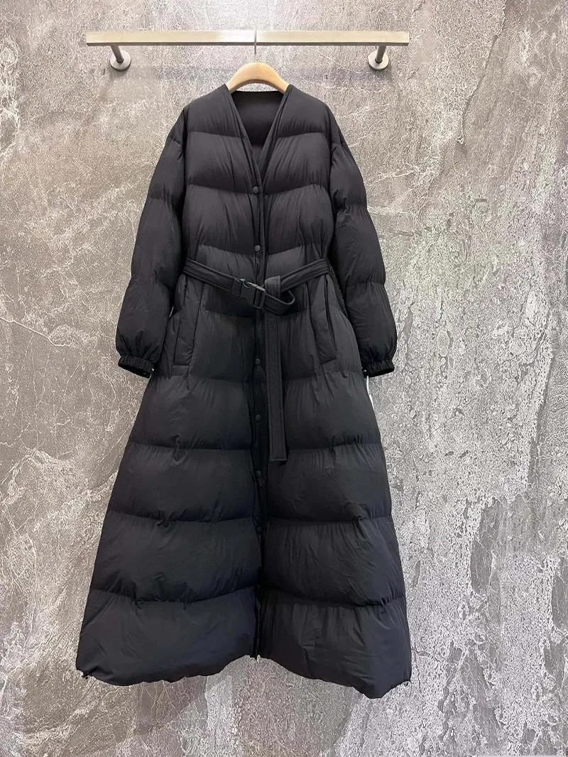 Płaszcze damskie okopy 2024 Długi czarny projekt startowy ciepła zimowa kurtka wyściełana kobiet
