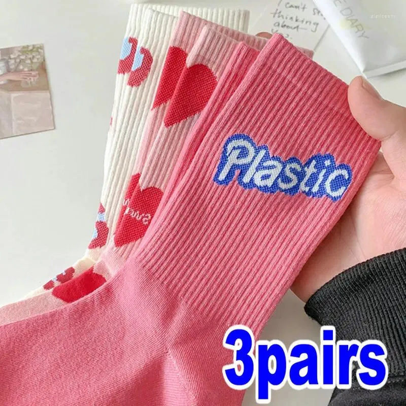 Kvinnors strumpor 1/3pairs Autumn Winter Pink Sweet Love Letters Cotton Casual Middle Tube mångsidig hjärta Strawberry Trendy Long Sock