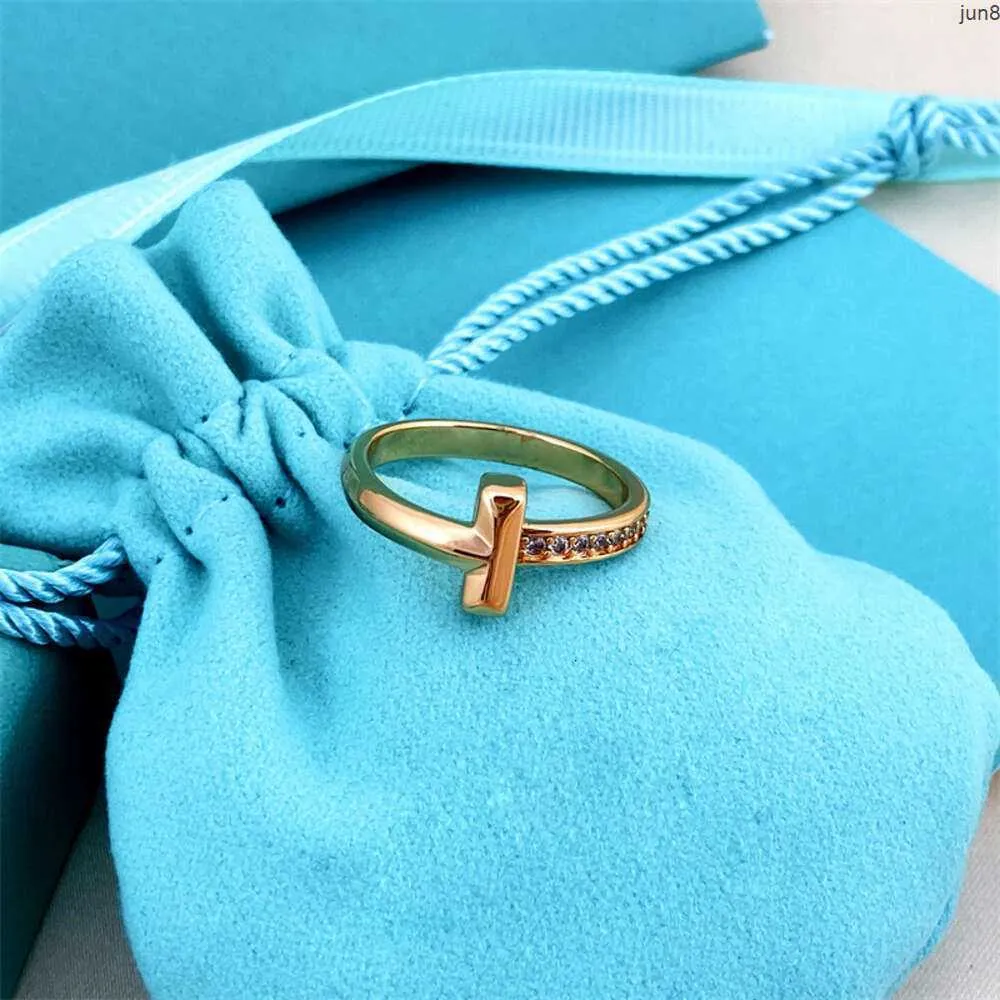 Diamond Band Jewelry T Ring 18K Rose Gold Fashion Simple Cross Par mångsidig färglös A9G3