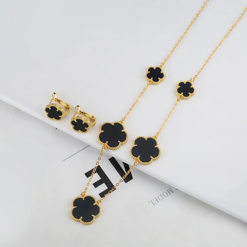 Ketting Oorbellen Set Luxe Pruimenbloesem Plant Vijf Blad Bloem Hanger Sieraden Dames Eenvoudig Oor Gesp Geschenk Klaver