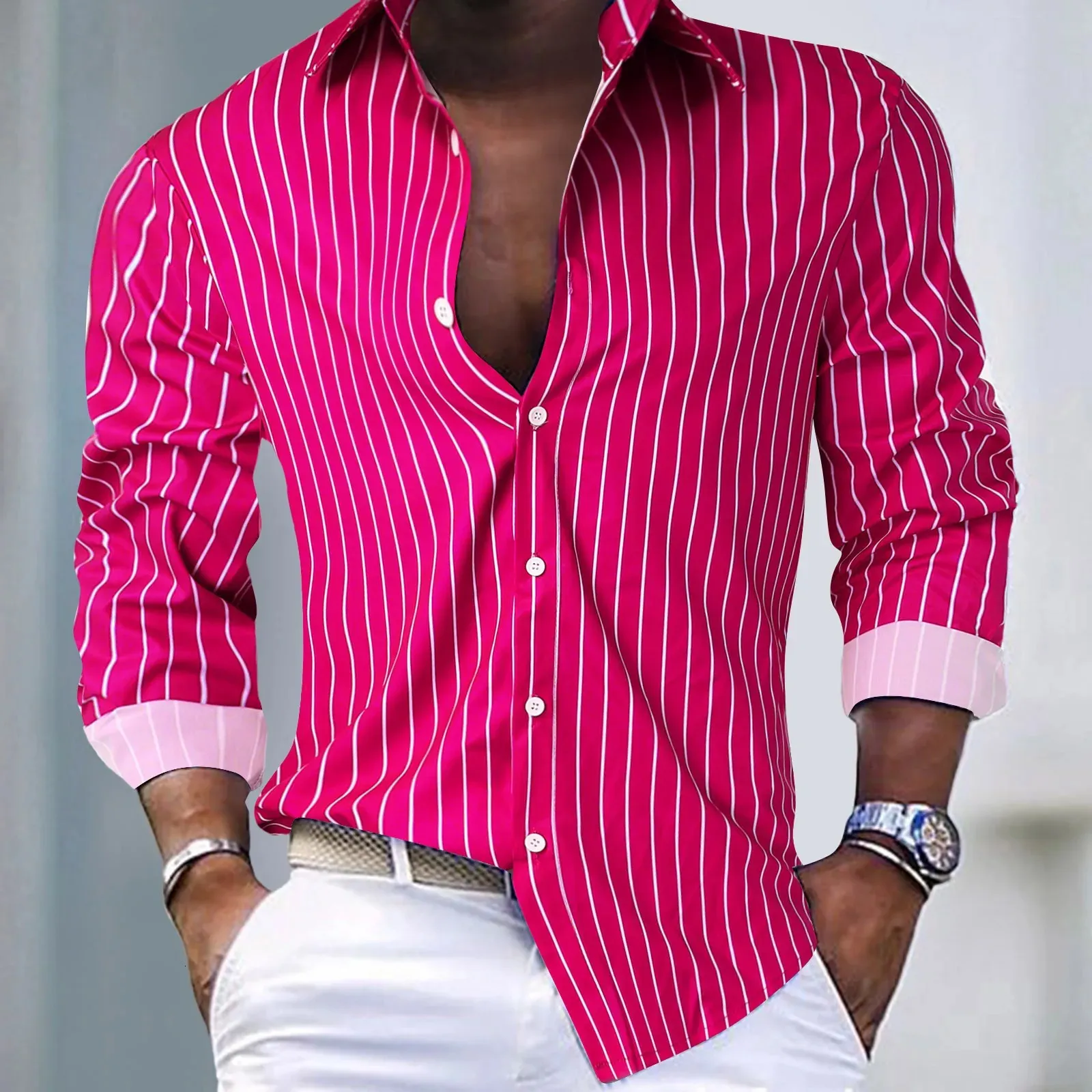 メンズストライプシャツ長袖のシャツのためのストリートウェアスタイルピンクソーシャルドレス男性衣装クラブパーティーボタントップ240126