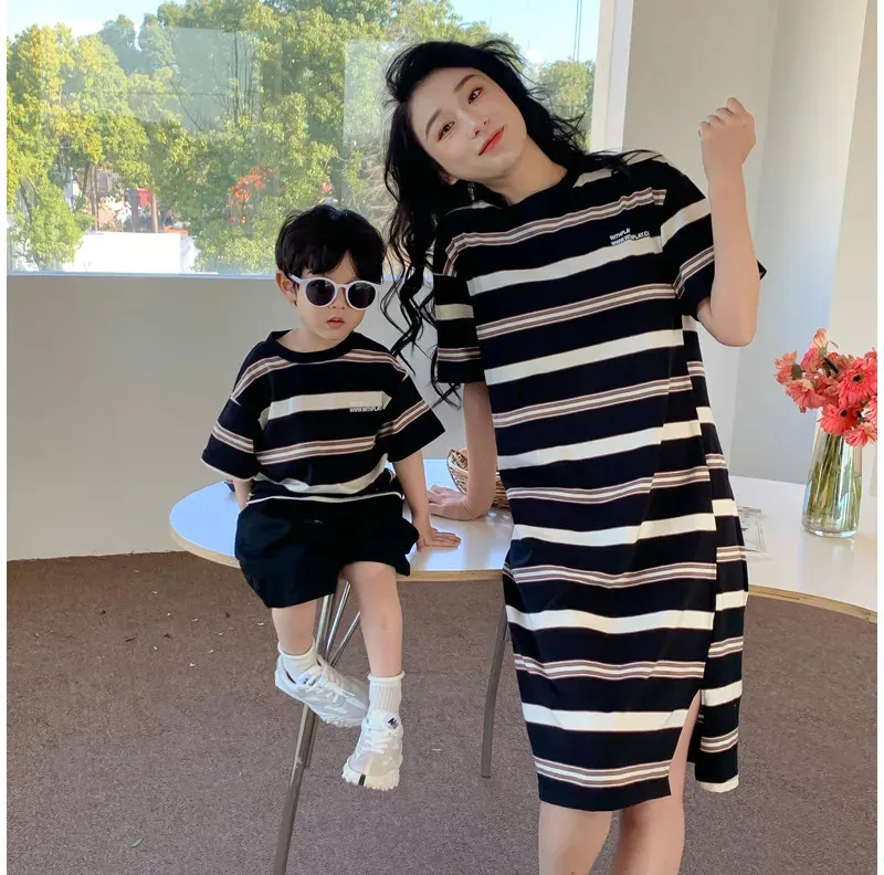 Family Matching Clothes Summer Striped Mother Daughter Father Son Look Soft Cotton Baby Girl Boy TShirt Women Dress 240122