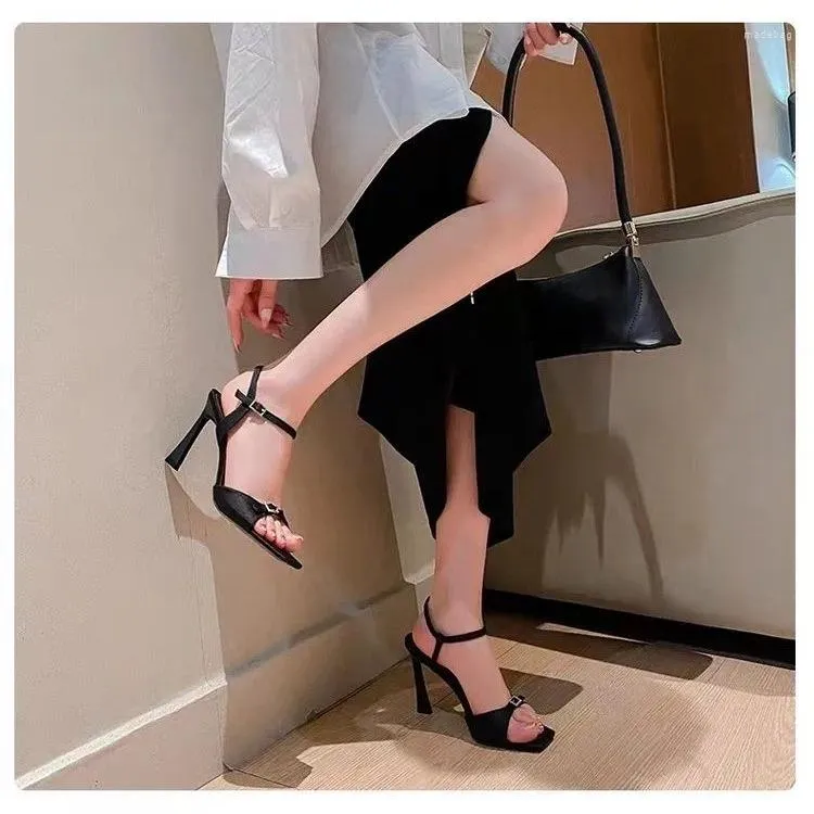 Sandales noires à bout carré avec boucle, chaussures d'été sexy et élégantes de marque fines à talons hauts, chaussures de fête