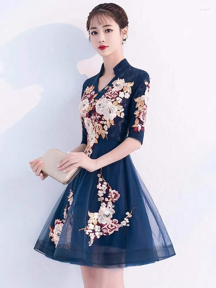 Etnisk kläder Navy Blue Novel Lady Brodery Flower Kinesiska spetsklänningar Elegant Mandarin Collar Qipao Kort A-Line Wedding Party Gown