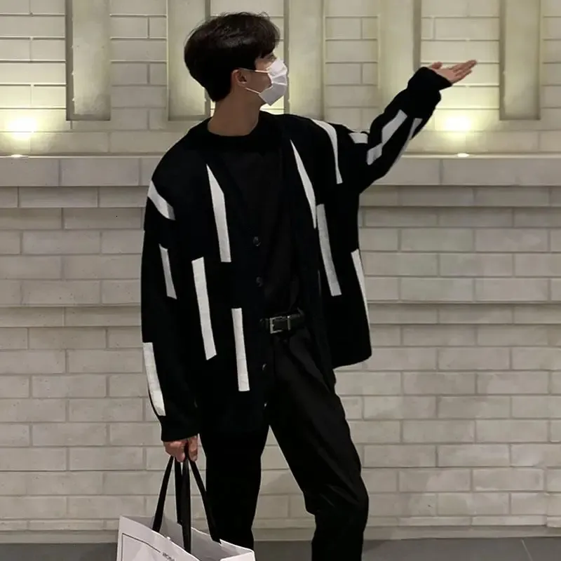 Uomo Abbigliamento Cappotto Giacca nera Cardigan Maglioni lavorati a maglia per uomo Scollo a V Ordine T Shirt Trend Y2k Vintage Stile coreano A S Fun 240130