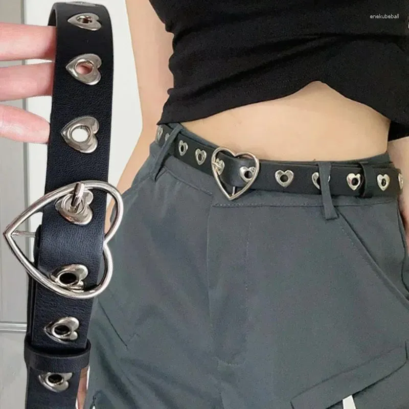 Ceintures 2024 Ceinture de mode unisexe en cuir Punk avec trous de coeur d'amour réglables boucle de luxe de luxe pour robe jean Cool Boy