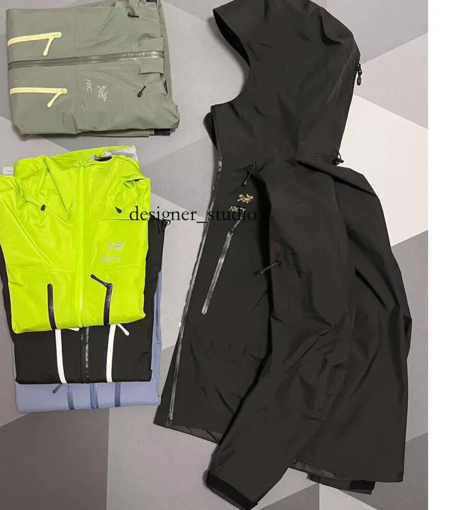 ARC Diseñador Chaqueta para hombre Cortavientos Chaquetas impermeables Clásico Tallas grandes Ligero Softshell Impermeable Puffer con capucha Senderismo al aire libre Ropa01230