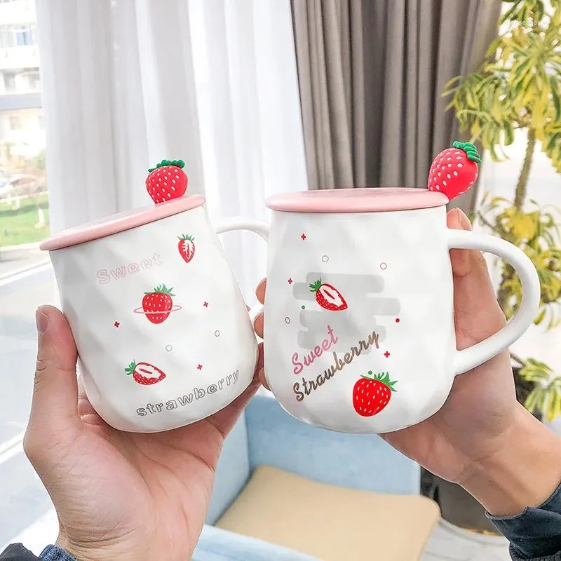 Tazze 400ml Personalità Creativa Ragazza Carina Fragola In Ceramica Con Coperchio Cucchiaio Tazza di Acqua Per Uso Domestico Coppia Colazione Caffè Tazza di Latte