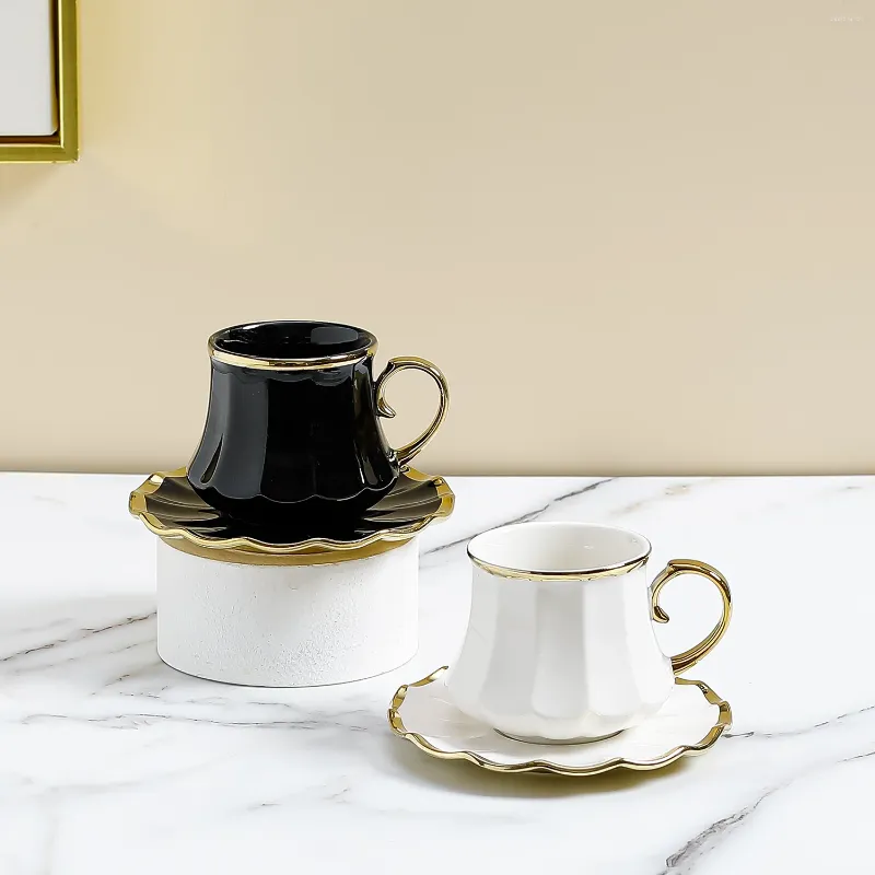 머그잔 고품질 200ml 커피 컵 세라믹 접시를 가진 카페 흰색 블랙 골드 도자기 세트
