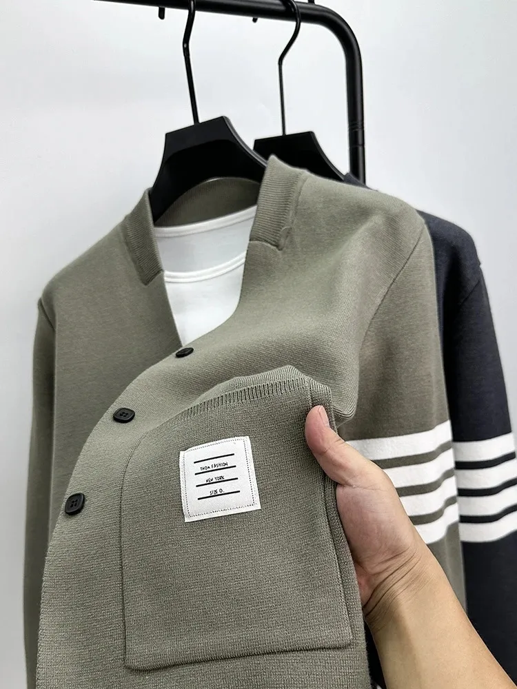 High End Brand Mäns V-ringning Cardigan Sweater Spring and Autumn Fashion Four Bar Design Korean Casual Knited Sweater Jacket 240125