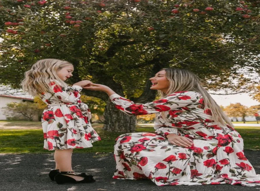 Trajes a juego para la familia, vestido de manga larga con estampado de flores para niñas, vestidos con dobladillo grande rosa para madre, ropa a juego para mamá y yo A74116620875