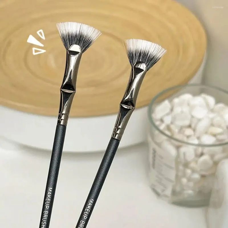 Makeup Brushes Fine Fan-shaped Eyelash Brush Clearly Rooted Angled Mascara Fan Professional Wooden Handle Women