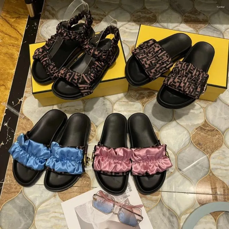 Slipare kvinnor satin sandaler lyxiga tofflor plattform designer sandal mode silkeskor som säljer föremål gummi slip på loafers halsduk tyg
