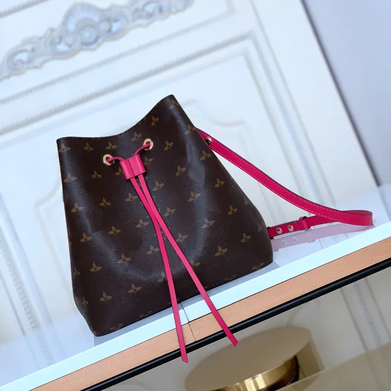 Yeni 2024 tasarımcı omuz çantası kadın kova çantası lüks el çantaları moda deri klasik çizim crossbody