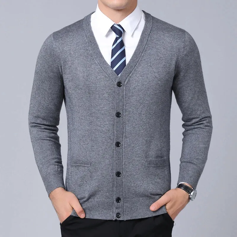 Maglione di marca di moda per uomo cardigan cappotto scollo a V slim fit maglioni maglieria inverno stile coreano abbigliamento casual 240119