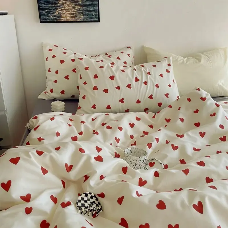 Ins Heart Däcke Cover Set No Filler Flat Sheet Pillowcases Korean Style Floral Single Double Full Size Soft Girl Boys Bed Linens 240202