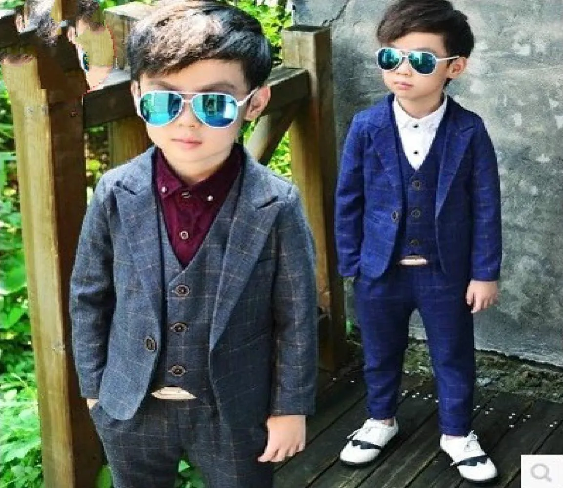 Sanftes Jungen-Kleidungsset im England-Stil für Kinder, karierter Mantel mit Weste und Hose, 3-teiliges Outfit, modische Jungenkleidung4233212