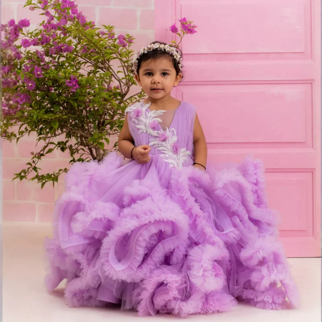 Lanvender Flower Girl Dresses V Neck Puffy Pleated Tulle Tiered Tulle Ball Gowns For Little Girls For Wedding Appliced ​​Lace Pärlade brudklänningar NF102